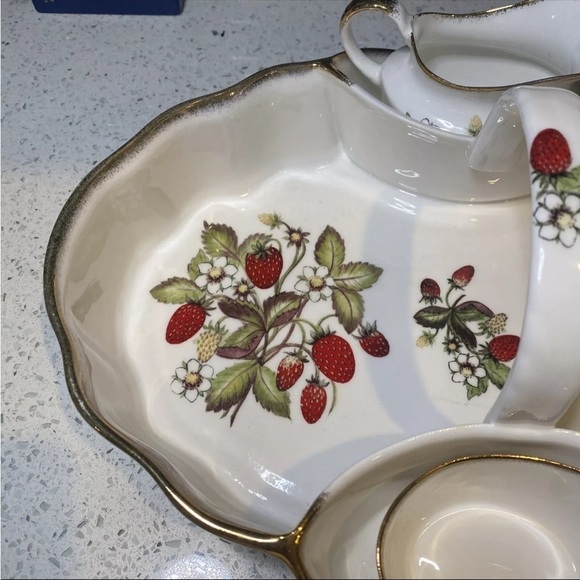3pc. St. George Fine Bone China Strawberry Basket with creamer/sugar pot England - Picture 2 of 13
